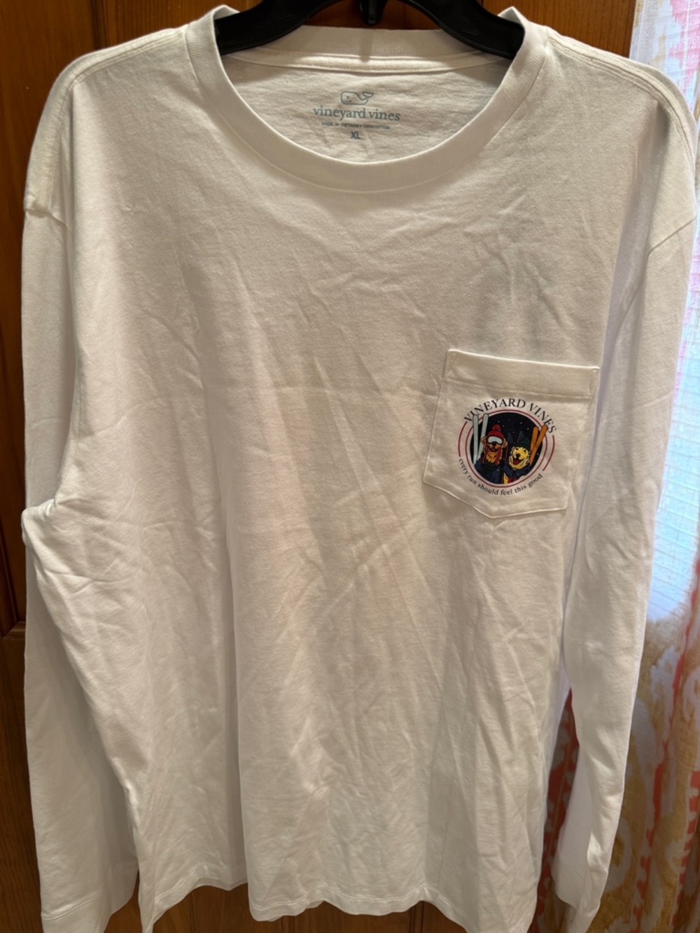 NEW Vineyard Vines Ski Dogs White Long Sleeve Pocket Tee with Multicolor Patch